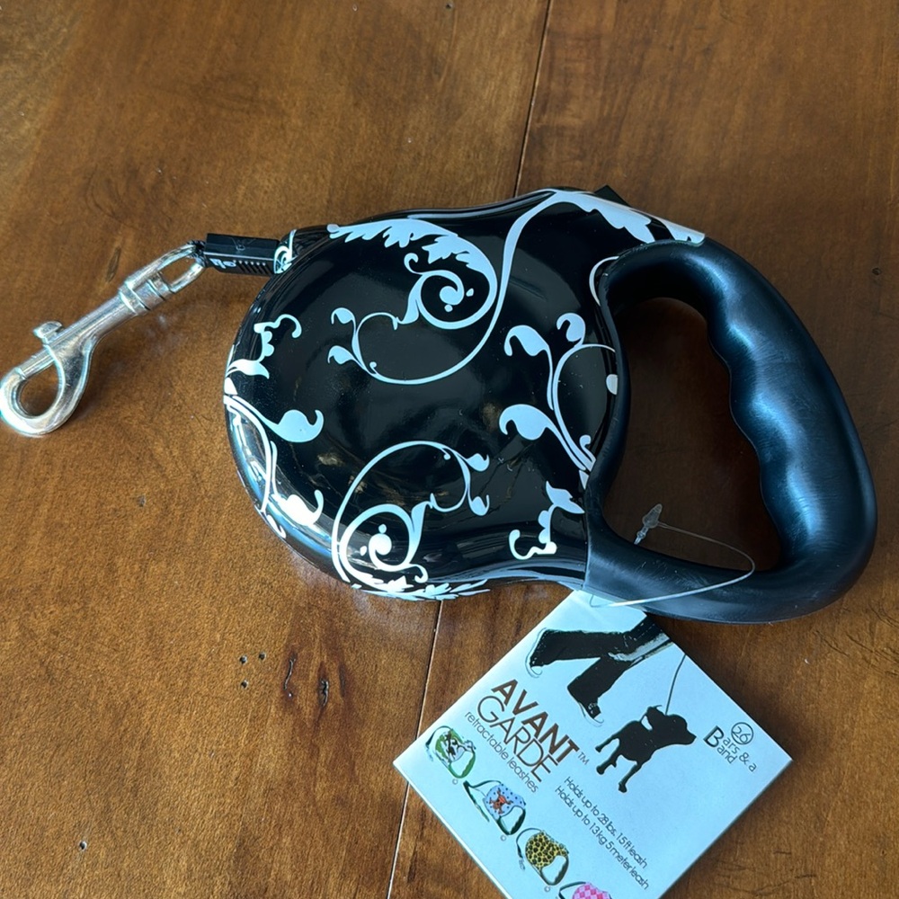 Avant Garde Retractable Leash